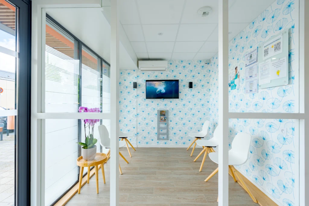 Consultation de suivi au cabinet dentaire pour un patient d'Avrillé
