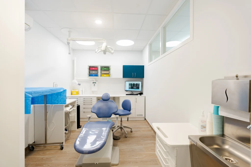 Le Dr Leroy reçoit un patient venant d'Avrillé