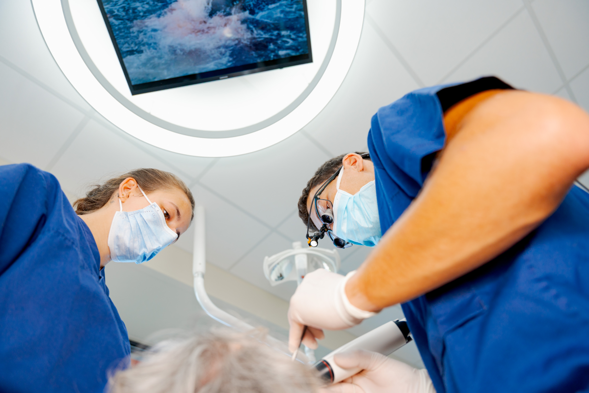 Écran de contrôle installé au fauteuil de soins